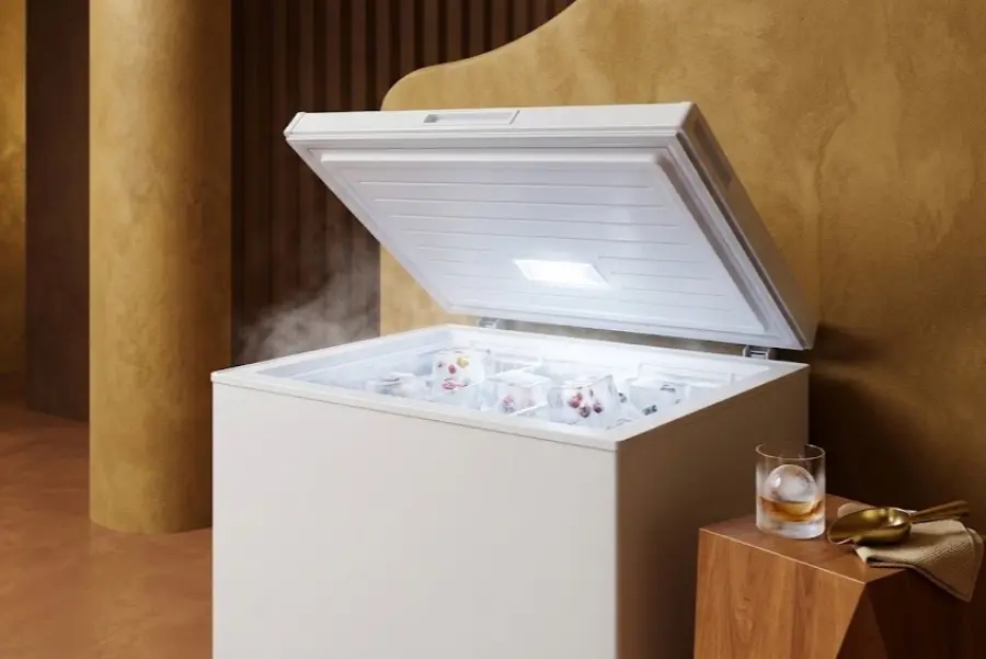 Congelatore a pozzetto aperto con il vapore freddo che esce