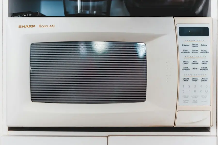 Forno a microonde bianco su un piano di lavoro